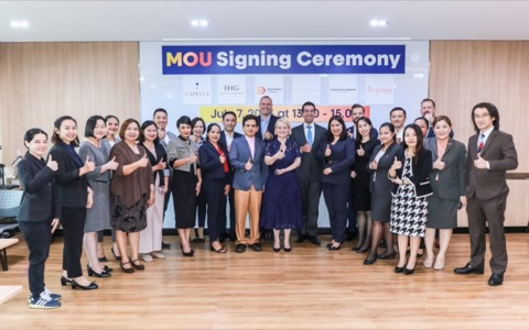 ข่าวการศึกษา - วิทยาลัยดุสิตธานี จับมือ 5 โรงแรมดัง เซ็น MoU วางรากฐานพัฒนานักศึกษา