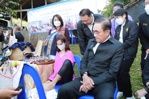 ข่าวราชการ, รัฐวิสาหกิจ - รมว.สุชาติ ร่วมคณะ นายกฯ เยี่ยมกลุ่มคนพิการแม่สาย สร้างอาชีพ มีรายได้ รับนักท่องเที่ยวเชียงราย
