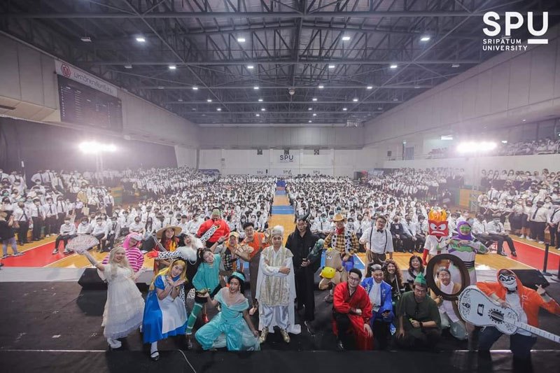 ข่าวการศึกษา - ธรรมดาโลกไม่จำ! คณาจารย์ คณะดิจิทัลมีเดีย SPU แปลงร่าง ต้อนรับ FRESHY?65 สร้างสรรค์ เฟี้ยวสุดๆ