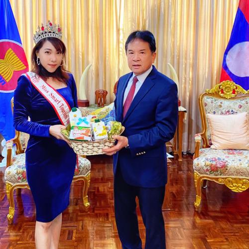 ข่าวเน็ตไอดอล, เซเลบ - โอ๊ตตี้ เข้าพบท่านฑูตลาวคนใหม่ พร้อมมอบกระเช้าแสดงความยินดี