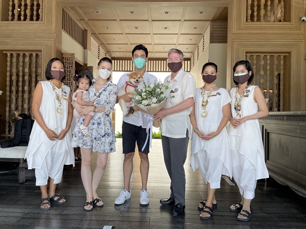 ข่าวบันเทิง - Cape Nidhra Hotel, Hua Hin, Welcomes S Kantapong Bumrungrak and Family