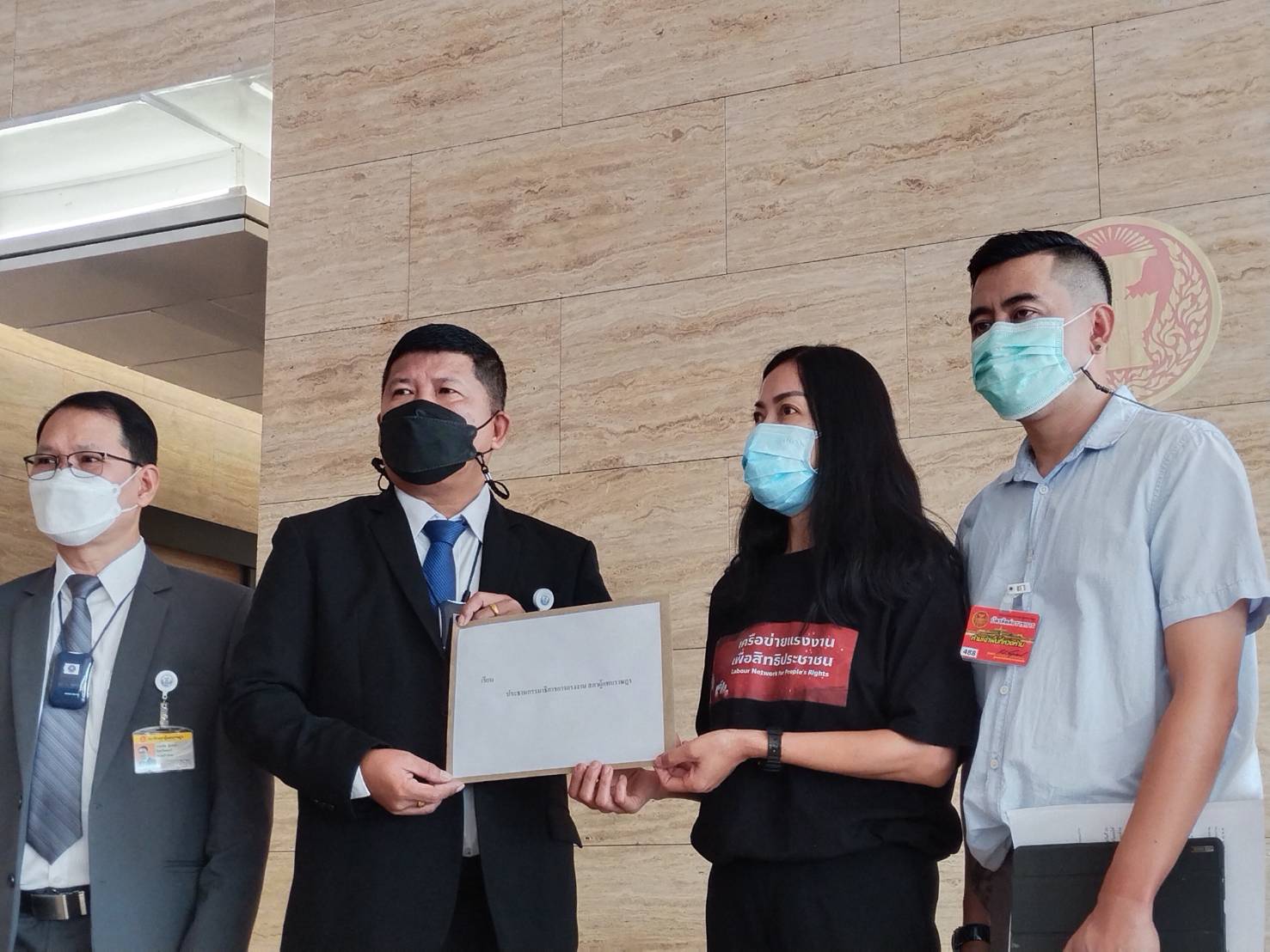 ข่าวธุรกิจ, สังคม - เครือข่ายแรงงานฯ บุกยื่นหนังสือถึงปธ. กมธ.แรงงาน จี้ รมว.-ปลัดแรงงานเร่งกำหนดวันเลือกตั้งบอร์ด สปส. ในมิ.ย.นี้ พร้อมไฟเขียวผู้กันตนทุกกลุ่มมีสิทธิลงคะแนนได้ ปิดโอกาสไอ้โม่งแทรกแซงตั้งบอร์ดใหม่ 