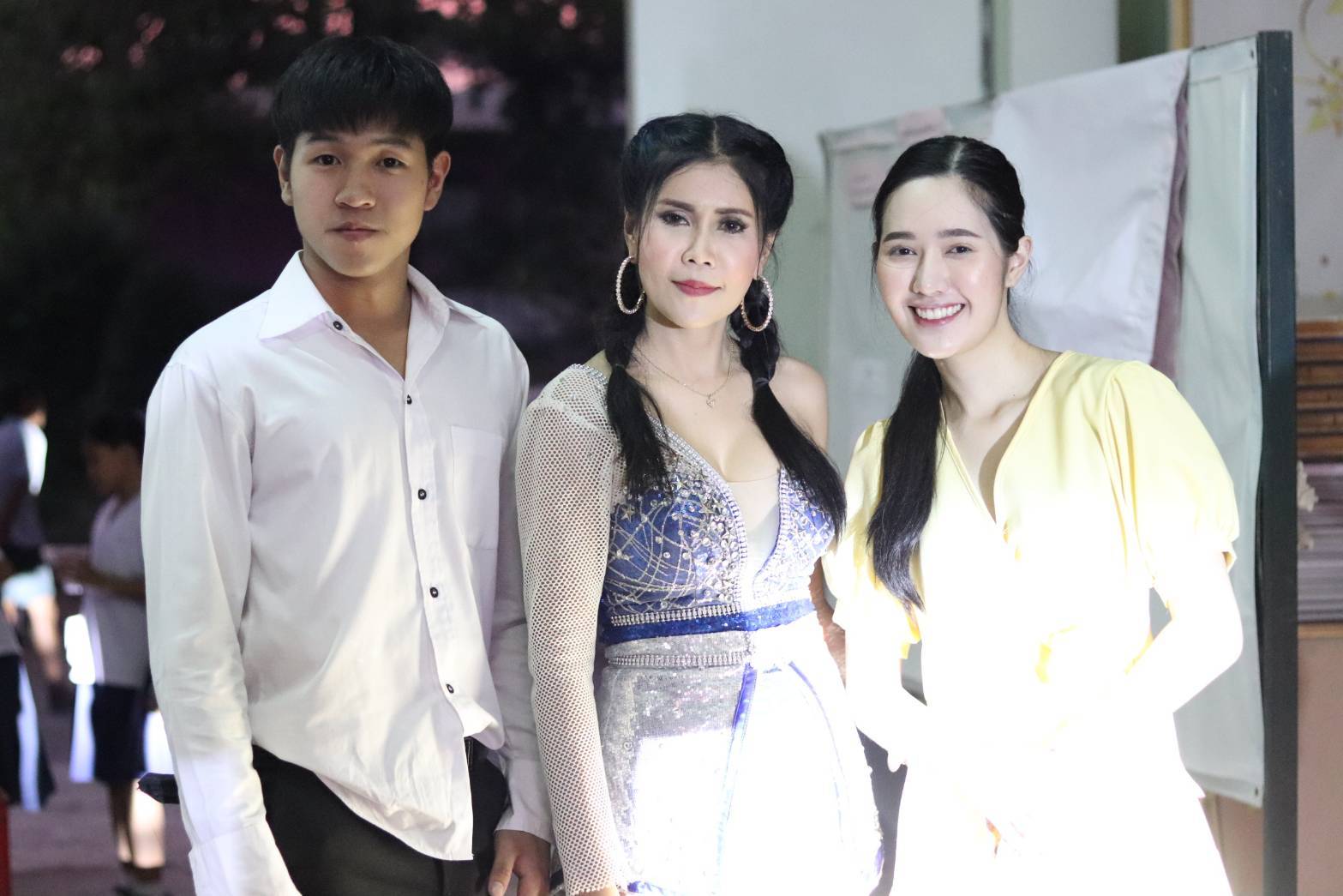 ข่าวนักแสดง, นักร้อง, โมเดล - เอมมี่ นักร้องลูกทุ่ง ปล่อยภาพเบื้องหลัง MV ฉันไม่ใช่จำเนียร จากชีวิตจริงสู่ซีรี่ย์