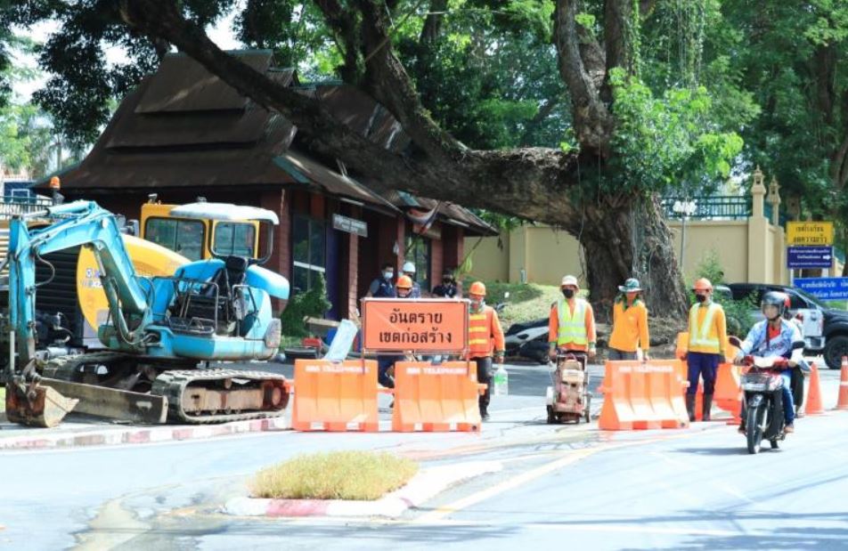 ข่าวราชการ, รัฐวิสาหกิจ - เทศบาลเมืองแม่ฮ่องสอนร่วมกับการไฟฟ้าส่วนภูมิภาค เขต 1 ภาคเหนือ ดำเนินการก่อสร้างเคเบิลใต้ดิน 1 จังหวัด 1 ถนน เพื่อเฉลิมพระเกียรติ