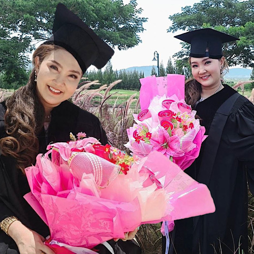 ข่าวนักแสดง, นักร้อง, โมเดล - ยินดีด้วย เอมมี่โกะ ขวัญใจสื่อ จบปริญญาแล้วจ้า