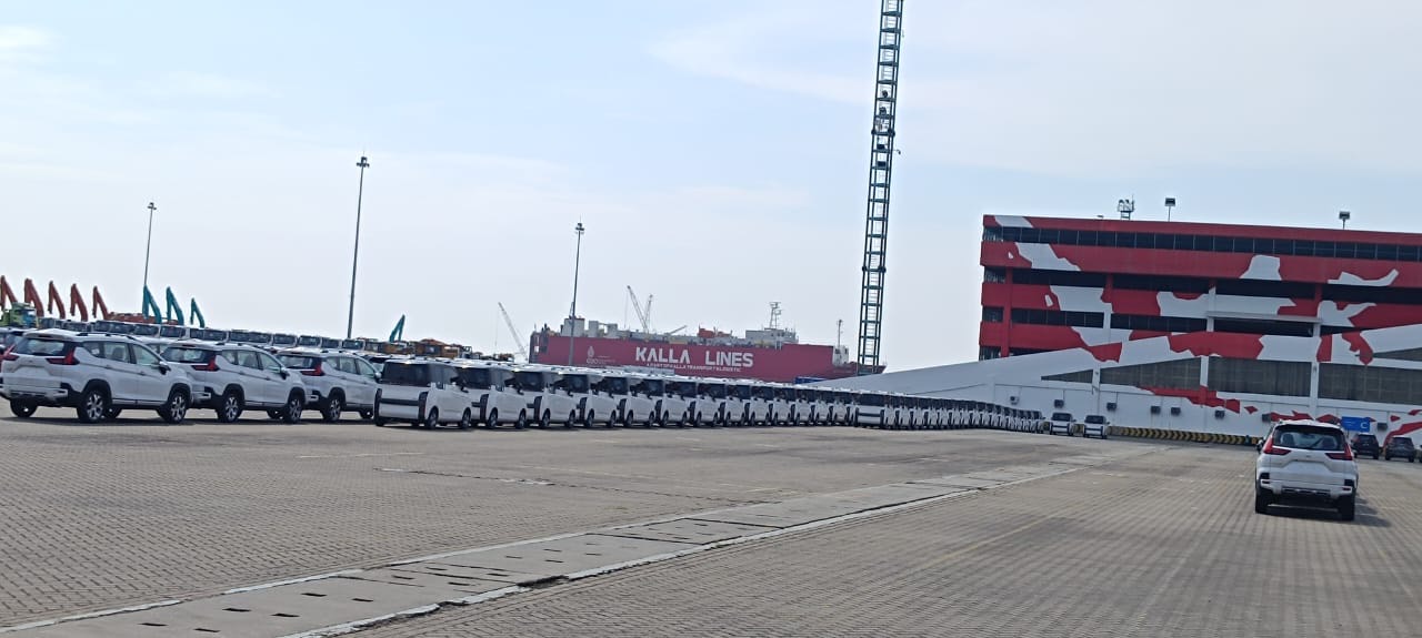 ข่าวยานยนต์ - First 400-Wuling-Air-EV Shipment loaded from Indonesia to Thailand