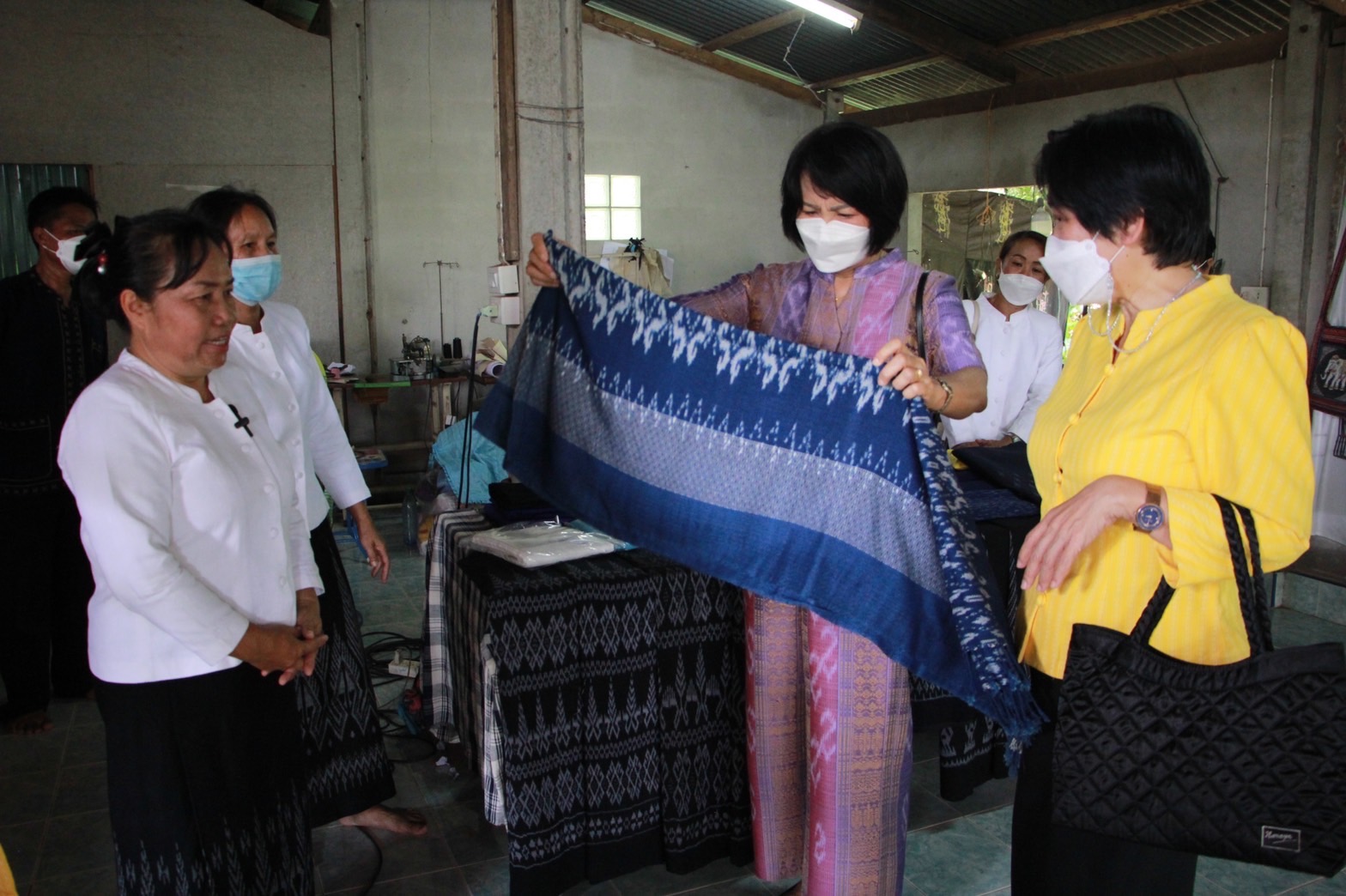 ข่าวประชาสัมพันธ์ - PR News อธิบดีกพร.ส่งโฆษกกรม ลงพื้นที่ชมการฝึกทักษะ เพิ่มมูลค่าผลิตภัณฑ์ ?ลองเบิ่งผ้ายาย?