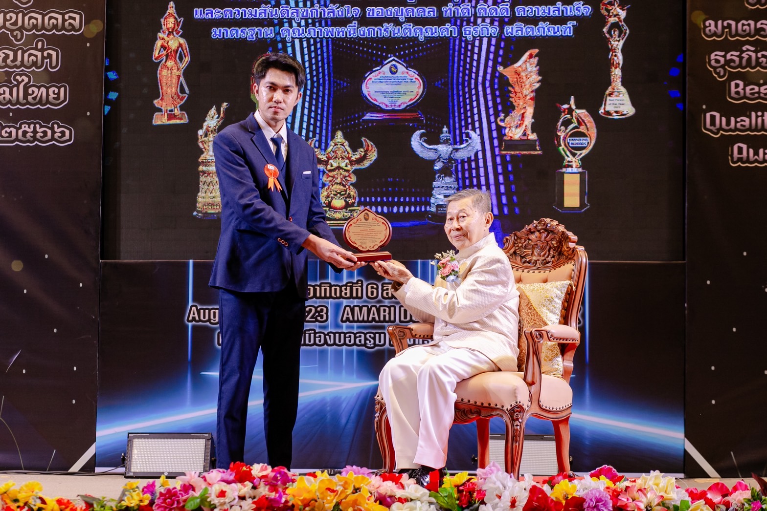 ข่าวธุรกิจ, สังคม - ดร.วรพล ภูธนกฤตกัมพล นำทัพรับรางวัล ดุษฎีนิยมชั้นเอก สาขาการพัฒนาบริหารศาสตร์ธุรกิจพาณิชยการระดับสูง