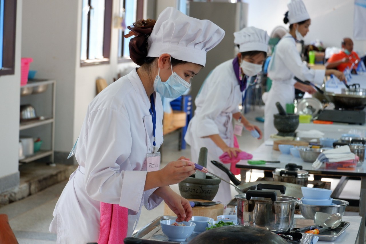 ข่าวราชการ, รัฐวิสาหกิจ - สนพ.สมุทรสงคราม ทดสอบมาตรฐาน ผู้ประกอบอาหารไทย ระดับ 1