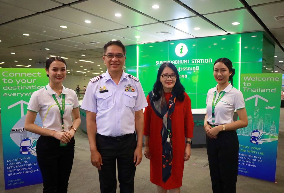 ข่าวประชาสัมพันธ์ - PR News  เอเชีย เอรา วัน จับมือ รถไฟฟ้า ร.ฟ.ท. ปรับปรุงจุดให้บริการนักท่องเที่ยว แอร์พอร์ต เรล ลิงก์ สุวรรณภูมิ ส่งพนักงานสื่อสารได้หลายภาษาให้บริการ ดันไทยสู่ ?ศูนย์กลางการท่องเที่ยวระดับโลก? 