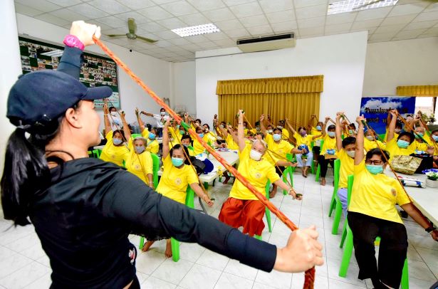 ข่าวสุขภาพ - สภาฯจับมือ สสส.ปลุกผู้สูงวัยลุกขึ้นออกกำลังกายแบบง่ายๆด้วยยางยืด