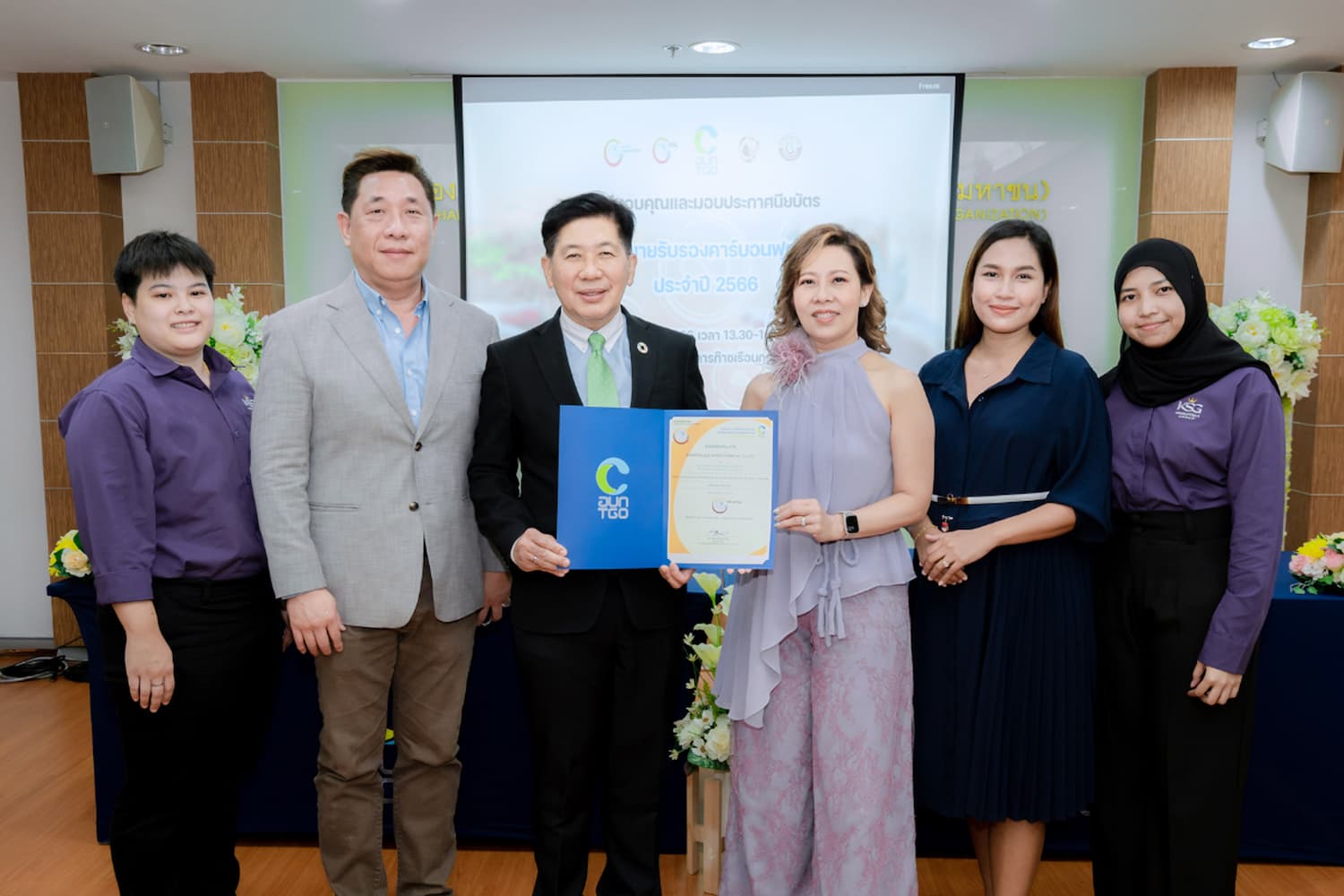 ข่าวพลังงาน, สิ่งแวดล้อม - สเปรย์ปรับอากาศ คิงส์สเตลล่า สุดยอดสินค้าเพื่อสิ่งแวดล้อม รับประกาศนียบัตร ผลิตภัณฑ์ลดปล่อยก๊าซเรือนกระจก รายแรกในไทย