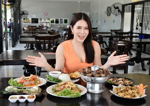 ข่าวบันเทิง - ?เมเปิ้ล-พัชชุดาญ์? บุกร้านหอยจ๋าอร่อยจี๋ เผยซุ่มเตรียมงานใหญ่! ลุ้นว้าวทั้งประเทศ