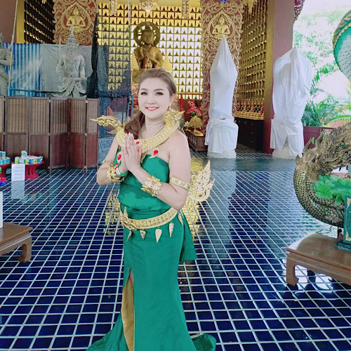ข่าวบันเทิง - นางงาม เอมมี่โกะ ขวัญใจสื่อ รำบวงสรวงพญานาคราช 4 ตระกูล