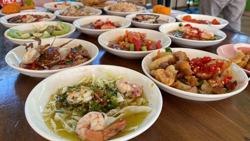 ข่าวอาหาร, เครื่องดื่ม - ชี้ช่องรวยช่วยท่องเที่ยว พาอิ่มซี๊ดปากที่ ?ร้านยำแซ่บตะแคงลิ้น