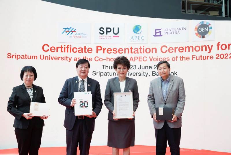 ข่าวการศึกษา - ตอกย้ำศักยภาพด้าน MICE ม.ศรีปทุม รับมอบ Certificate เป็นเจ้าภาพร่วมจัดประชุม APEC Voices of the Future 2022, Thailand อย่างเป็นทางการ