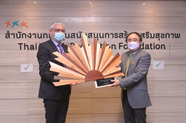 ข่าวสุขภาพ - WHO มอบผลงานศิลปะ ตะวันส่องแสง เชิดชู สสส. ในโอกาสครบรอบ 20 ปี