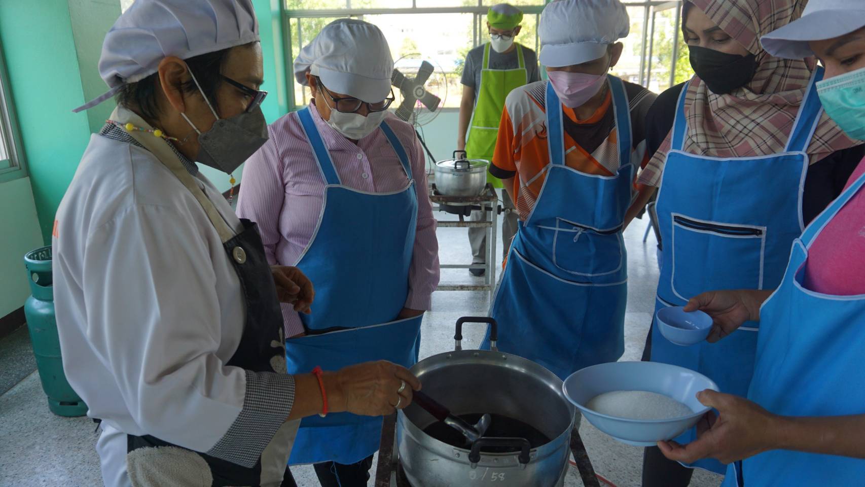 ข่าวราชการ, รัฐวิสาหกิจ - สนพ.กำแพงเพชร เปิดฝึกอบรมประเภทการฝึกอาชีพเสริม หลักสูตรการประกอบอาหารว่างและเครื่องดื่ม