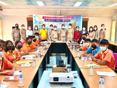 ข่าวราชการ, รัฐวิสาหกิจ - สำนักงานพัฒนาฝีมือแรงงานพังงา จับมือ อบจ.พังงา เดินหน้าสานฝันเพิ่มทักษะด้านอาชีพให้นักเรียนที่ไม่ได้เรียนต่อหลังจบภาคบังคับ ให้มีอาชีพ มีงานทำ