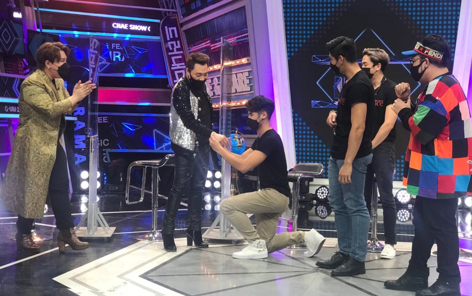 ข่าวบันเทิง - มดดำเสียทรงหลังโดนหนุ่มคุกเข่าสวมกำไลคล้องมือให้กลางรายการ