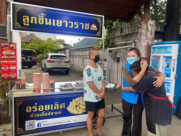 ข่าวสุขภาพ - พี่แหม่ม ช่วยเหลือผู้ป่วยมะเร็งยากไร้ พร้อมมอบอาชีพไว้สร้างรายได้ในครอบครัว