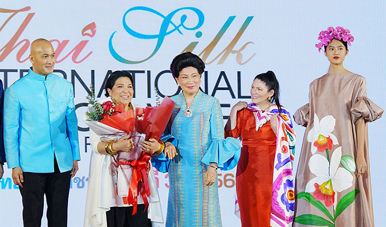 ข่าวแฟชั่น - เมเช่ โกเรอา ดีไซน์เนอร์ชื่อก้องจากเปรู ออกแบบเสื้อผ้าชุดผ้าไหมไทยร่วมสมัย  นำมาโชว์อย่างอลังการ สวยงดงามในงานแฟชั่นวีคผ้าไหมไทยนานาชาติ ครั้งที่ 3