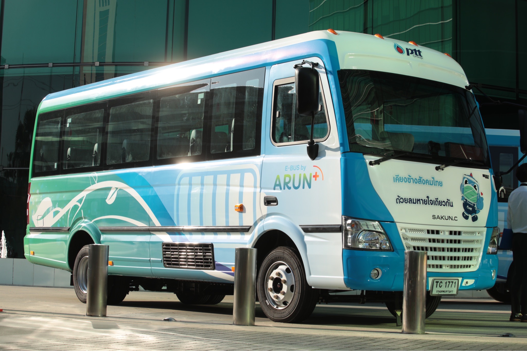 ข่าวธุรกิจ, สังคม - ARUN PLUS จับมือ EnCo เปิดตัว ?E-Bus? สร้างอนาคตการเดินทางด้วยยานยนต์ไฟฟ้าสมัยใหม่