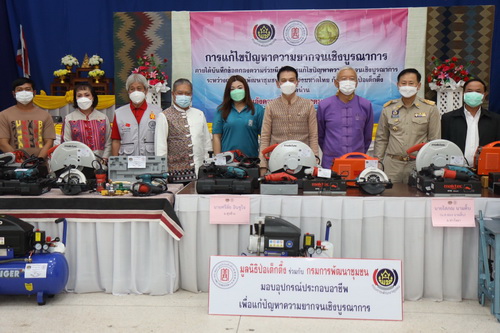 ข่าวงานอีเว้นท์ - มูลนิธิป่อเต็กตึ๊ง ร่วมกับกรมการพัฒนาชุมชน มอบอาชีพ  สร้างชีวิตอย่างยั่งยืนแก่ครัวเรือนยากจนจังหวัดน่าน
