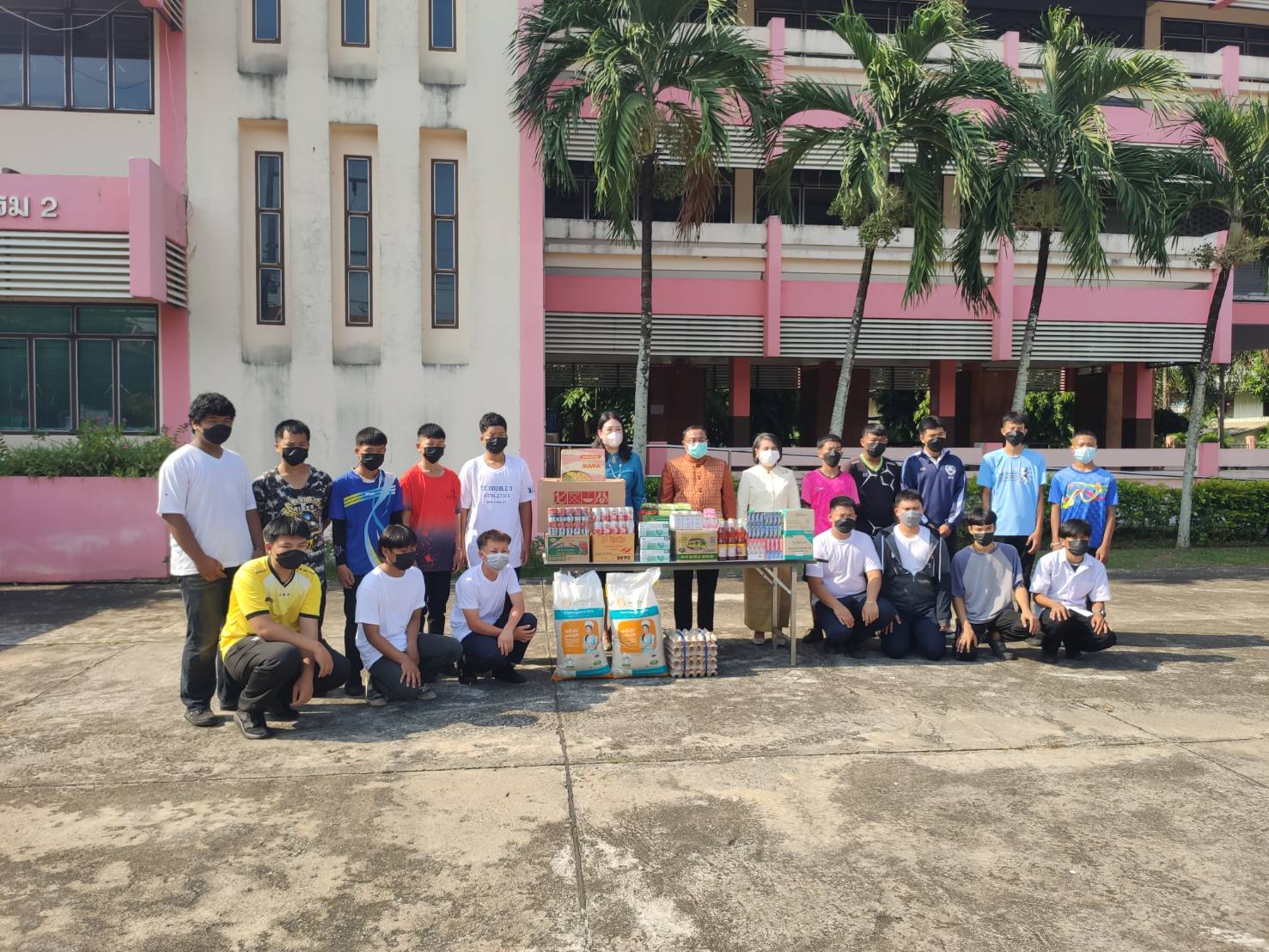 ข่าวราชการ, รัฐวิสาหกิจ - สำนักงานพัฒนาฝีมือแรงงานเพชรบูรณ์รับมอบข้าวสารอาหารแห้งพร้อมของใช้ที่จำเป็นในการดำรงชีพจาก นายชัชวาลย์ เบญจสิริวงศ์ รองผู้ว่าราชการจังหวัดเพชรบูรณ์