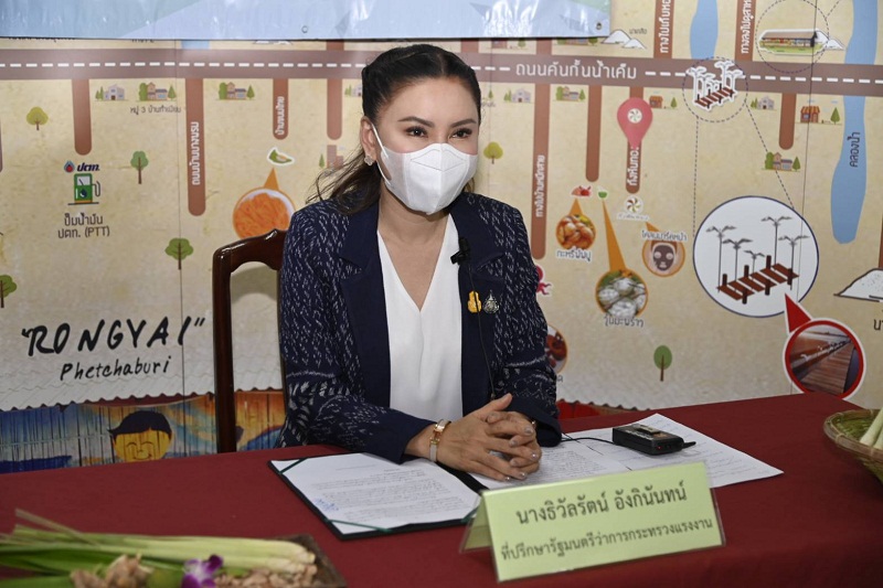 ข่าวราชการ, รัฐวิสาหกิจ - รมว. เฮ้ง ส่งที่ปรึกษามอบรางวัลแรงงานนอกระบบดีเด่น จ.เพชรบุรี หนุนเครือข่ายเข้าถึงสิทธิ