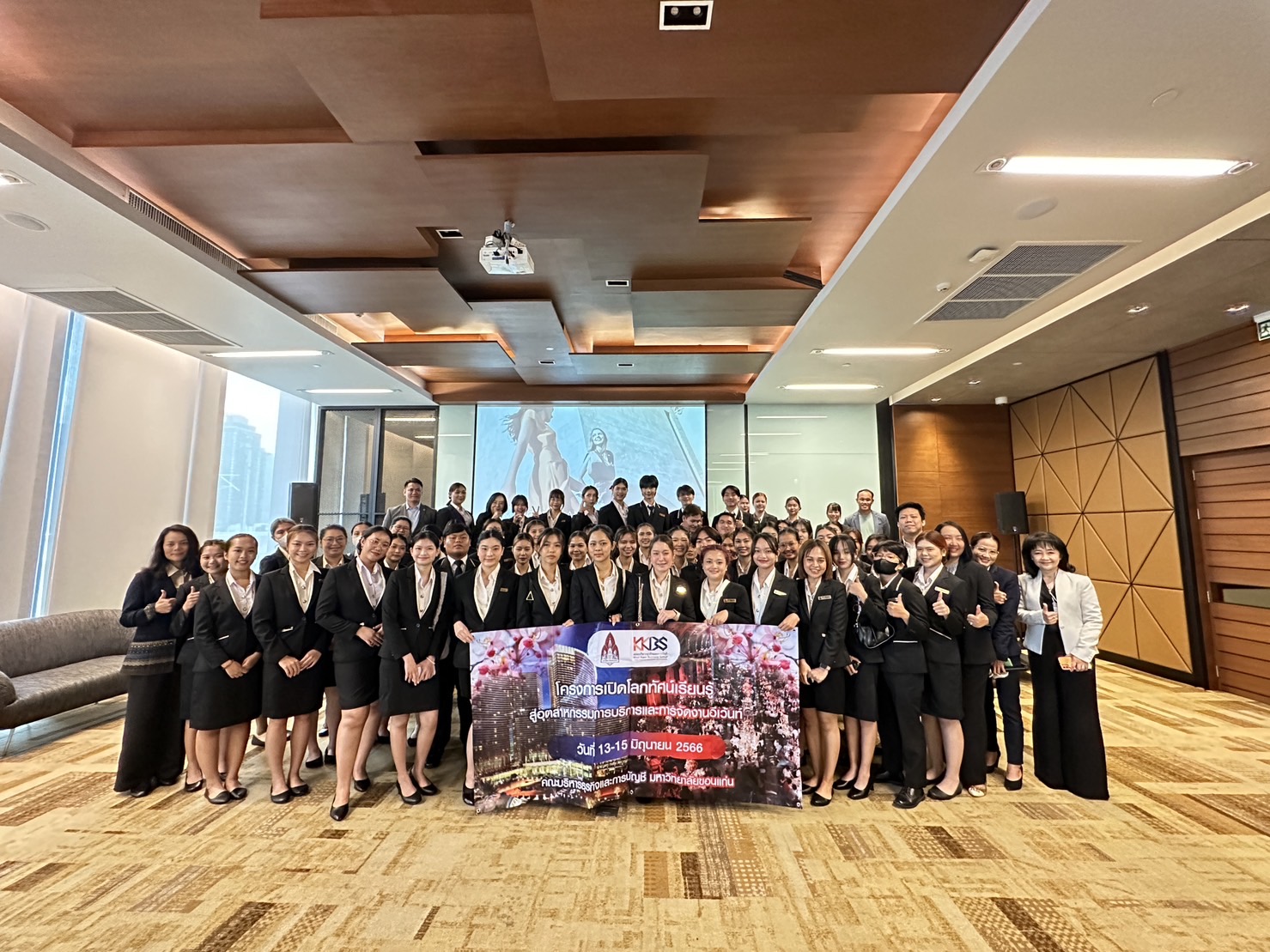 ข่าวท่องเที่ยว - Khon kaen University Students Immerse Themselves in Hospitality Excellence at Mercure Bangkok Makkasan