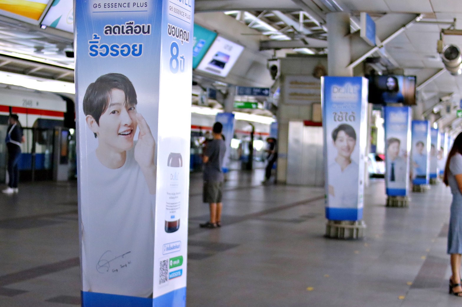 ข่าวบันเทิง - กรี๊ดลั่นกรุงฯ ?ซงจุงกิ? อยู่ทั่ว กทม. พร้อมต้อนรับเปิดประเทศจาก Dr.JiLL