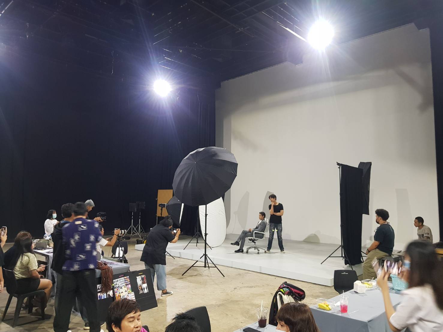 ข่าวบันเทิง - เบื้องหลังการถ่ายทำการ Fitting ซีรี่ส์เรื่องใส่รักป้ายสี