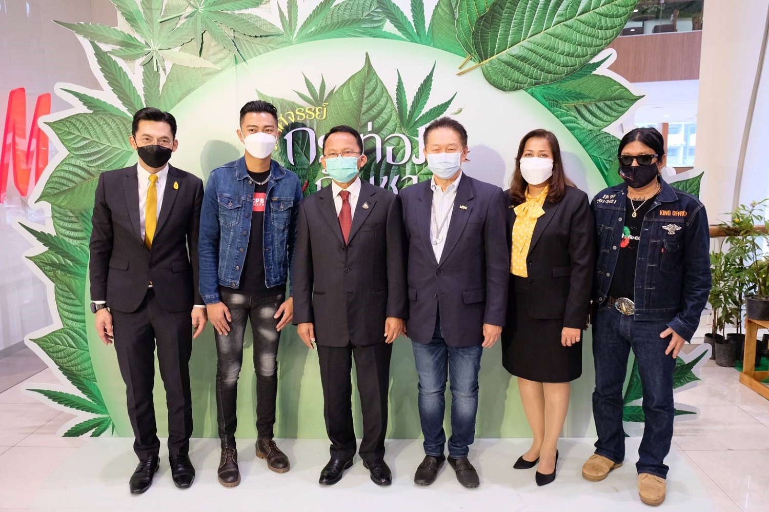 ข่าวงานอีเว้นท์ - อ.ไข่ มาลีฮวนน่า-แซ็ค ชุมแพ ชวนสายเขียวเที่ยวงาน มหัศจรรย์กระท่อมกัญชาและสุดยอดสมุนไพรไทย