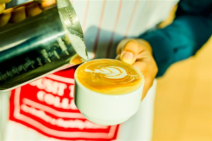 ข่าวการศึกษา - คอกาแฟห้ามพลาดกับการเรียนรู้วิธีชงกาแฟแบบมืออาชีพเพื่อเปิดร้าน หรือดื่มด่ำที่บ้าน?กับ?หลักสูตร โมก้าพอทและกาแฟดริป ที่ วิทยาลัยดุสิตธานี พัทยา?  ?