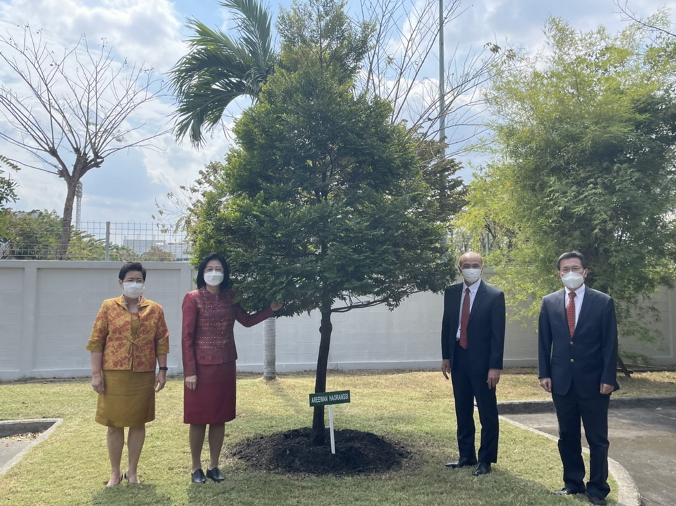 ข่าวราชการ, รัฐวิสาหกิจ - ปลัดดีอีเอส ร่วมงานอำลาตำแหน่งของนางสาวอารีวรรณ ฮาวรังษี อดีตเลขาธิการ APT เป็นคนไทยที่ได้รับคัดเลือกจากประเทศสมาชิก 2 สมัย  ?