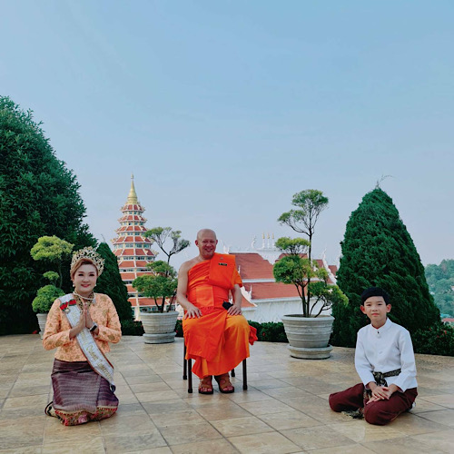 ข่าวบันเทิง - เอมมี่โก๊ะ ขวัญใจสื่อ นางงามที่งดงามทั้งกายใจ สัมภาษณ์ หลวงพ่อพบโชค
