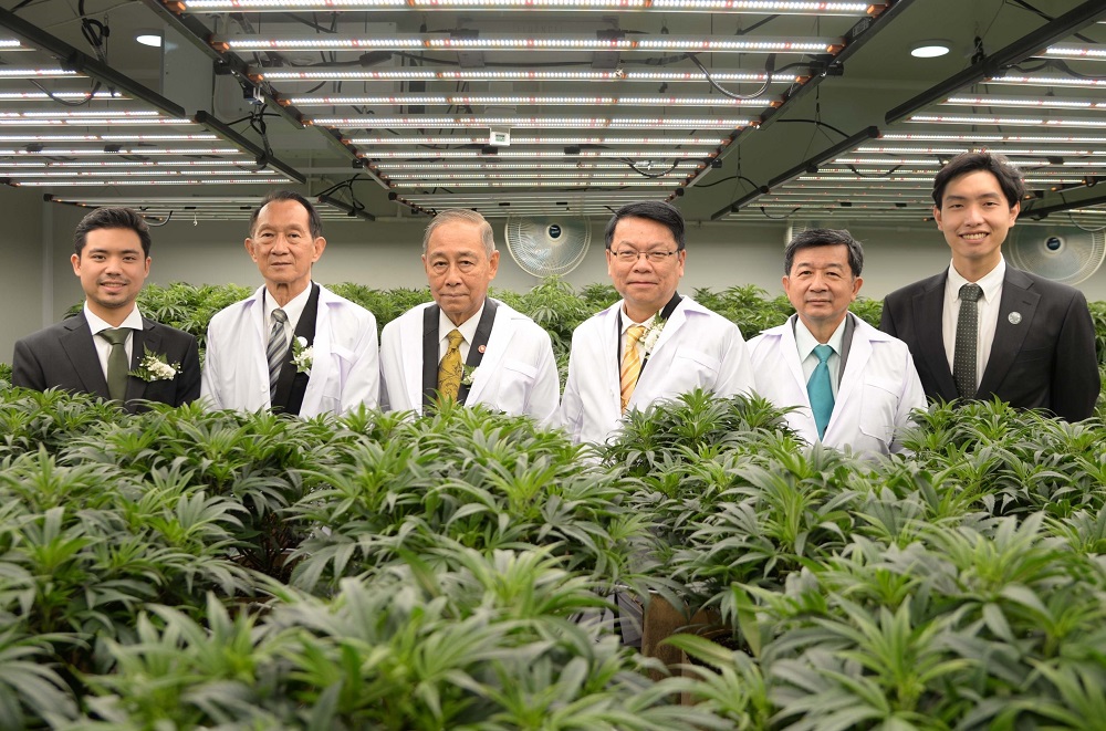 ข่าวธุรกิจ, สังคม - 2 ทายาทตระกูลดัง 