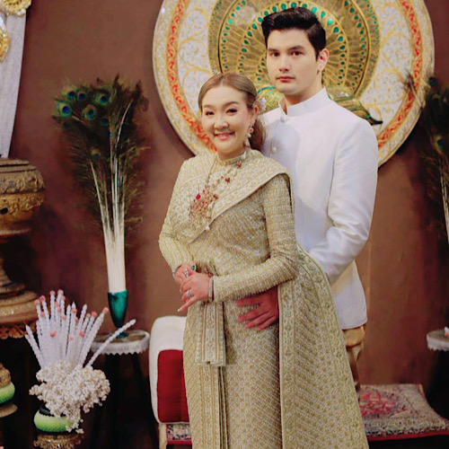 ข่าวบันเทิง - สวยเลอค่าจริงๆสำหรับ สาวเอมมี่โก๊ะ ขวัญใจสื่อ กับผลงานถ่ายแบบชุดแต่งงานสไตล์ไทยบรมจิตรลดาและชุดแต่งงานเจ้าสาว