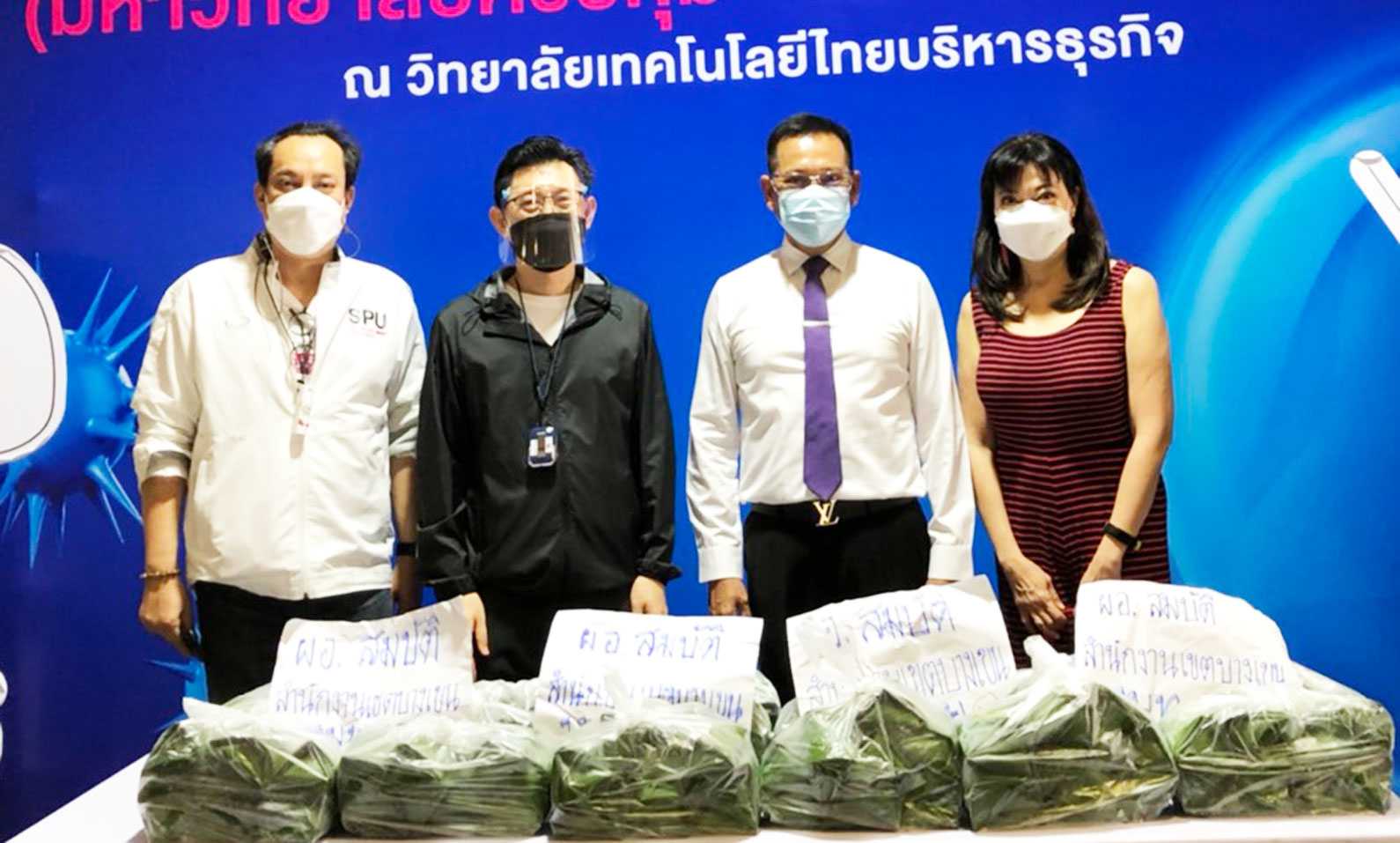 ข่าวโควิด-19 (ยกเลิก) - นายสมบัติ วรสินวัฒนา ผู้อำนวยการเขตบางเขน มอบอาหาร สนับสนุนบุคลากรทางการแพทย์ อาสาสมัครศูนย์ฉีดวัคซีนมหาวิทยาลัยศรีปทุม