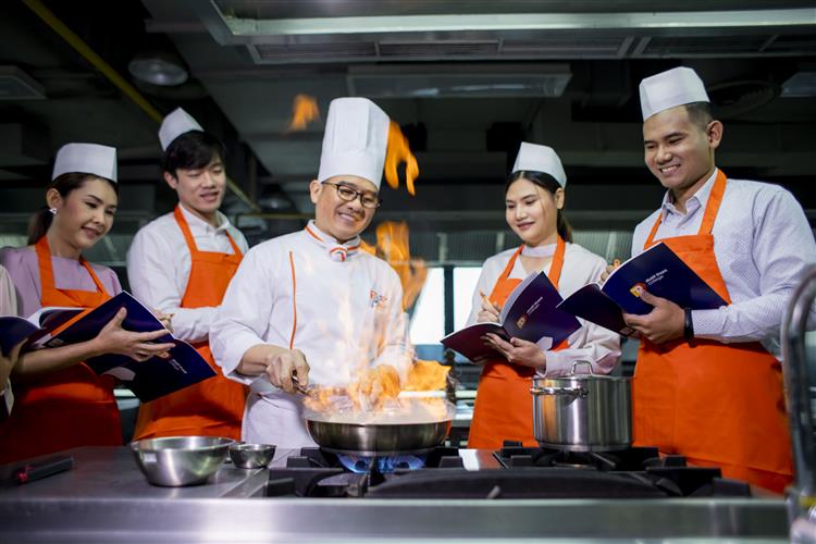 ข่าวการศึกษา - อยากเรียนทำอาหารอย่างเต็มรูปแบบในระยะเวลาสั้น ๆ วิทยาลัยดุสิตธานี พัทยา จัดหลักสูตร การประกอบอาหารตะวันตกมืออาชีพ 