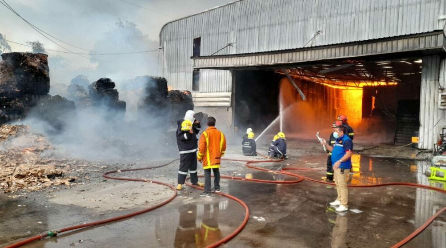 ข่าวธุรกิจ, สังคม - ไฟไหม้โรงกระดาษ คนงานวิ่งหนีอลหม่าน พบสาหัสกว่า 10 ราย คาดไฟฟ้าลัดวงจร