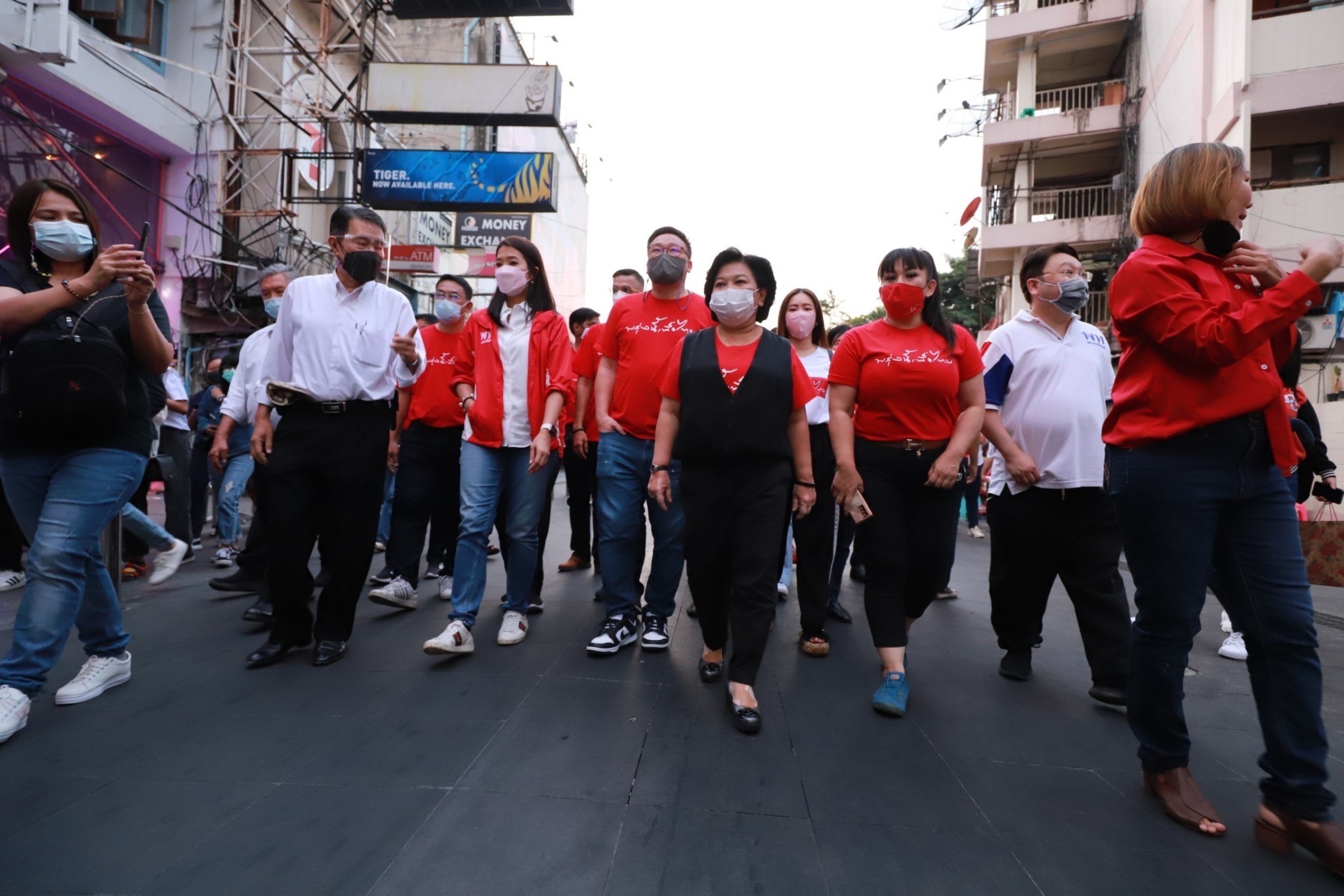 ข่าวธุรกิจ, สังคม - พลัฏฐ์ ศิริกุลพิสุทธิ์ พร้อมด้วยคณะ ลงพื้นที่ถนนข้าวสาร เยี่ยมผู้ประกอบการและรับฟังปัญหาปากท้องพี่น้องประชาชน