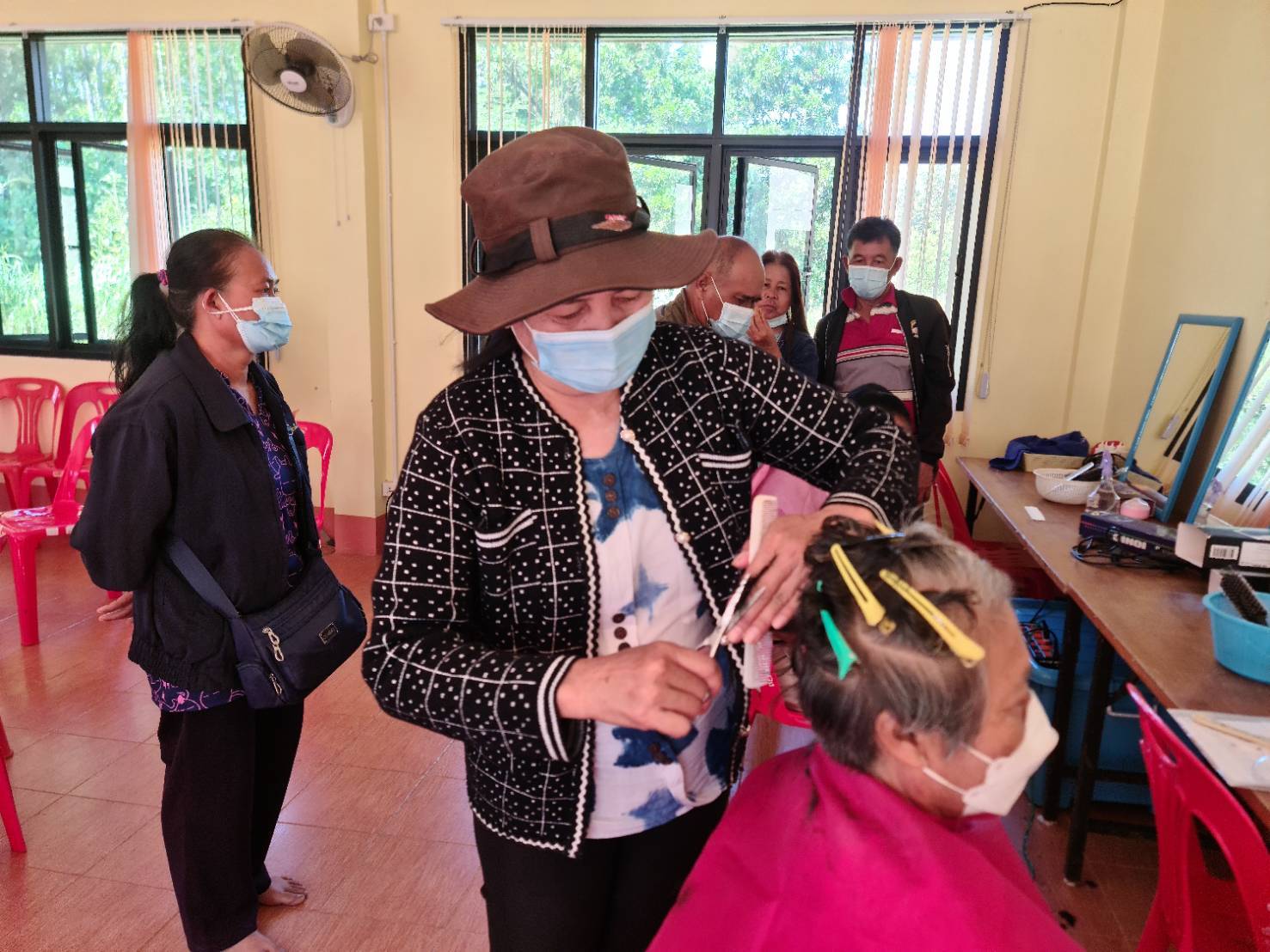 ข่าวราชการ, รัฐวิสาหกิจ - สนพ.สกลนคร จัดฝึกอบรมหลักสูตรช่างเสริมสวย (beautician)