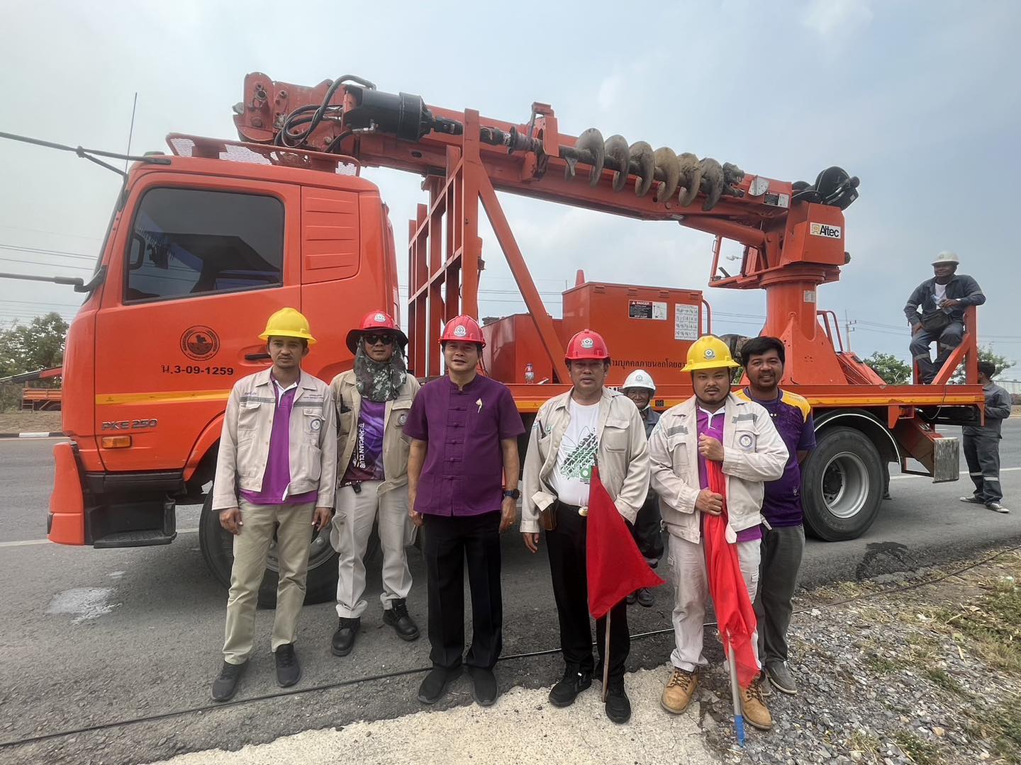 ข่าวราชการ, รัฐวิสาหกิจ - การไฟฟ้าส่วนภูมิภาค เขต 3 จังหวัดลพบุรี ระดมทีมฟื้นฟูระบบไฟฟ้าและเสาไฟฟ้าบริเวณถนนสายชัยนาท ตาคลี จากเหตุพายุฤดูร้อนพัดถล่ม
