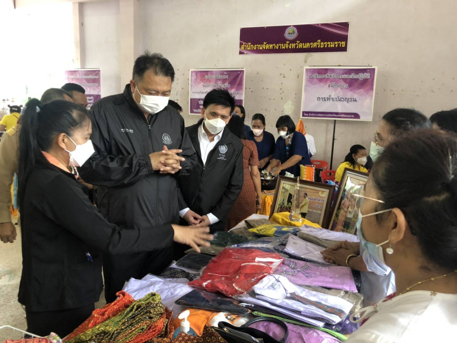 ข่าวราชการ, รัฐวิสาหกิจ - รมว.สุชาติ เยี่ยมกลุ่มอาชีพแรงงานนอกระบบ รักษาจ้างงานเอสเอ็มอี เสริมท่องเที่ยวเมืองนครรมว.สุชาติ เยี่ยมกลุ่มอาชีพแรงงานนอกระบบ รักษาจ้างงานเอสเอ็มอี เสริมท่องเที่ยวเมืองนคร?