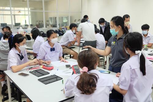 ข่าวการศึกษา - คณะวิทยาศาสตร์ ม.พะเยา ต้อนรับน้องๆ จากโรงเรียนพะเยาพิทยาคม ดูงานฝึกปฏิบัติการทางวิทยาศาสตร์และปฏิบัติการคณิตศาสตร์   