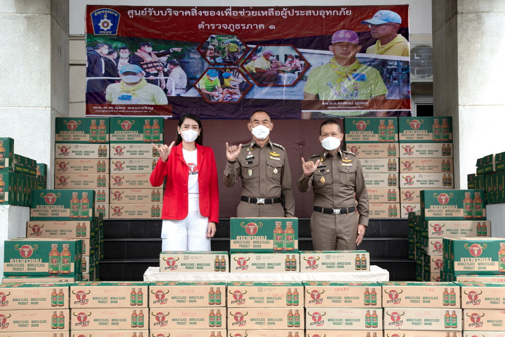 ข่าวธุรกิจ, สังคม - คาราบาวกรุ๊ป มอบเครื่องดื่มคาราบาวแดง ให้ตำรวจภูธรภาค 1 ร่วมบรรเทาความเดือดร้อนแก่ ครอบครัว ผู้ประสบอุทกภัย