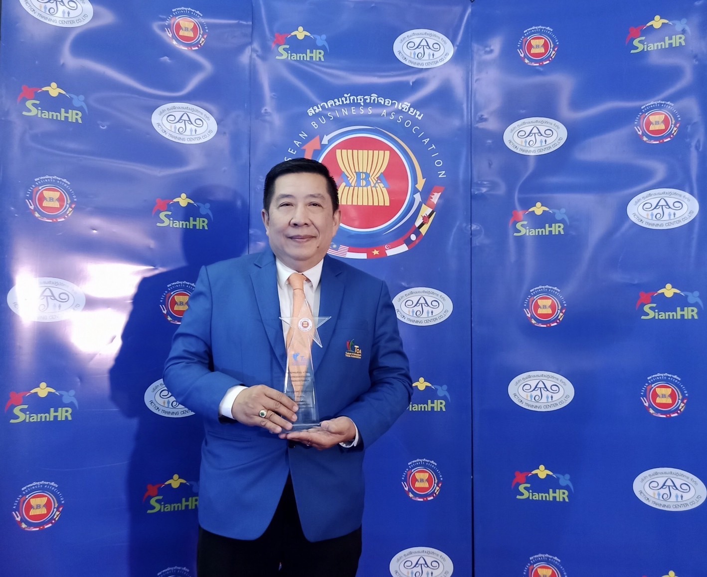 ข่าวกิจกรรม - แสดงความยินดี ดร.ถานันดร์ รับมอบ 3 รางวัลส่งท้ายปี 2564