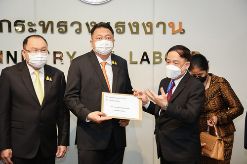 ข่าวราชการ, รัฐวิสาหกิจ - สภาองค์การนายจ้าง ยื่นหนังสือ ผ่าน รมว.สุชาติ ขอรัฐบาลพิจารณาทบทวนขึ้นค่าจ้างขั้นต่ำ ไม่เห็นด้วยขึ้น 492 บาททั่วประเทศ